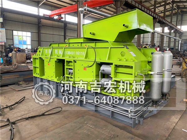 對輥超細(xì)粉碎機(jī)出料1毫米到100目,數(shù)控調(diào)節(jié)方便快捷!